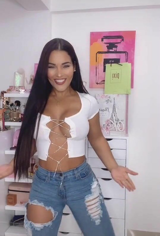 3. Sweetie Yeimmy Shows Cleavage in White Crop Top