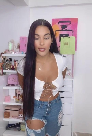 2. Luscious Yeimmy Shows Cleavage in White Crop Top