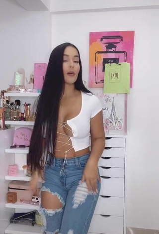 5. Luscious Yeimmy Shows Cleavage in White Crop Top