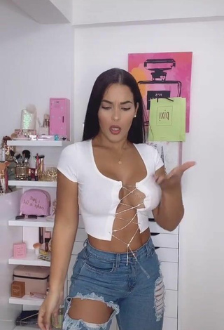 Titillating Yeimmy Shows Cleavage in White Crop Top