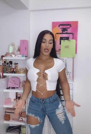 3. Titillating Yeimmy Shows Cleavage in White Crop Top