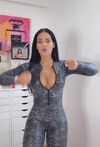 5. Luscious Yeimmy Shows Cleavage in Overall and Bouncing Boobs