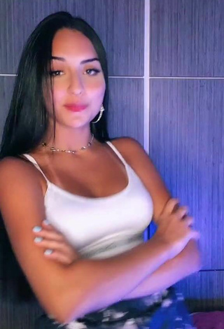 Sultry Yasmin Fernandes in White Sport Bra while Twerking