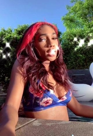 3. Luscious Bria Alana Shows Cleavage in Floral Bikini Top at the Pool