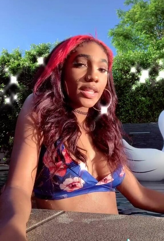 4. Luscious Bria Alana Shows Cleavage in Floral Bikini Top at the Pool