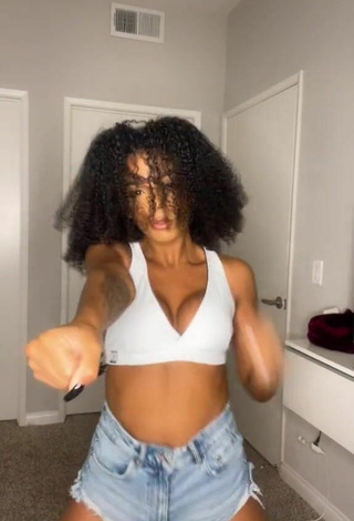 5. Titillating Brunna Gonçalves Shows Cleavage in White Sport Bra and Bouncing Boobs