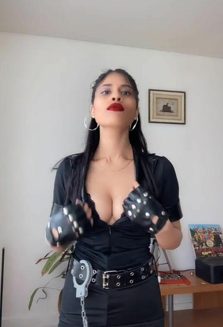 Sensual XENA Shows Cleavage