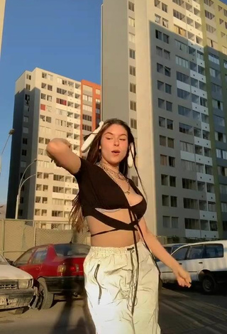 5. Lovely Daela Shows Cleavage in Black Crop Top and Bouncing Tits