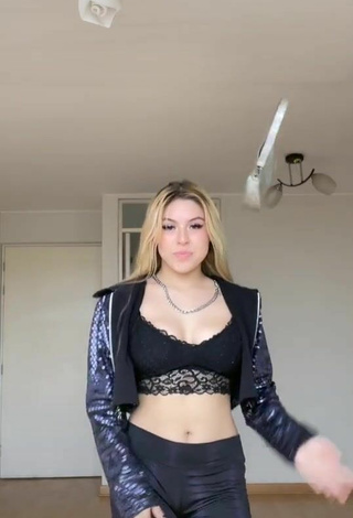 3. Sexy Daela Shows Cleavage in Black Crop Top and Bouncing Tits