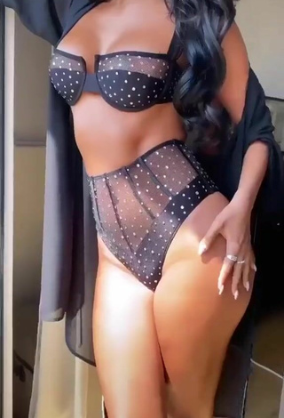 2. Hot FashionNova Shows Cleavage in Lingerie