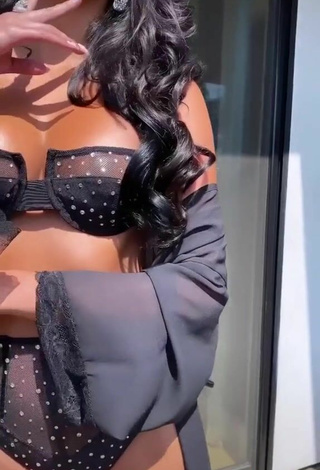 4. Hot FashionNova Shows Cleavage in Lingerie