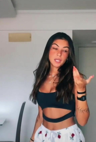 2. Sexy Gabriela Moura Shows Cleavage in Black Crop Top