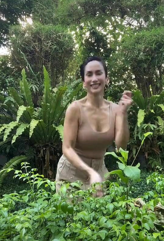 4. Sexy Ina Raymundo Shows Cleavage in Beige Top and Bouncing Boobs