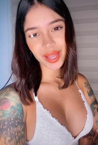 5. Sexy Jenn Muriel Shows Cleavage in White Top