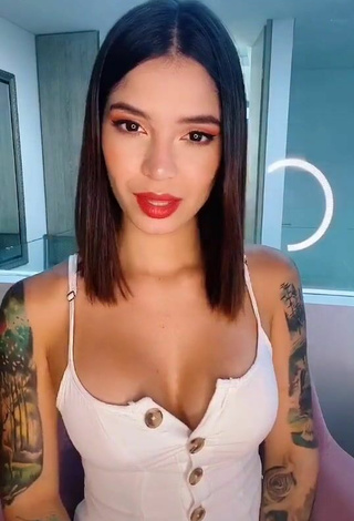 Jenn Muriel Demonstrates Fine Cleavage