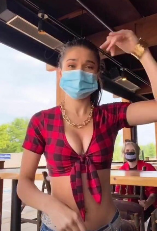 3. Pretty Karsynfoys Shows Cleavage in Checkered Crop Top and Bouncing Tits