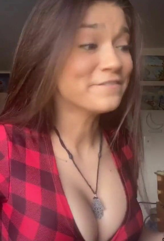 Sweet Karsynfoys Shows Cleavage in Cute Checkered Crop Top and Bouncing Boobs