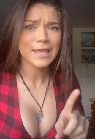 3. Sweet Karsynfoys Shows Cleavage in Cute Checkered Crop Top and Bouncing Boobs