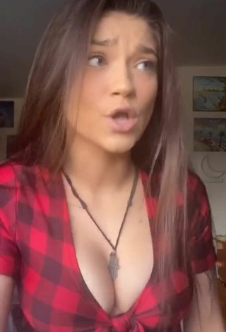 5. Sweet Karsynfoys Shows Cleavage in Cute Checkered Crop Top and Bouncing Boobs