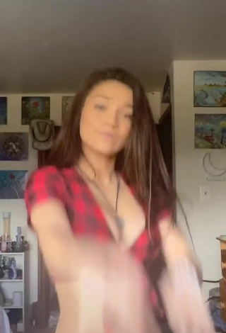 4. Dazzling Karsynfoys Shows Cleavage in Inviting Checkered Crop Top and Bouncing Boobs