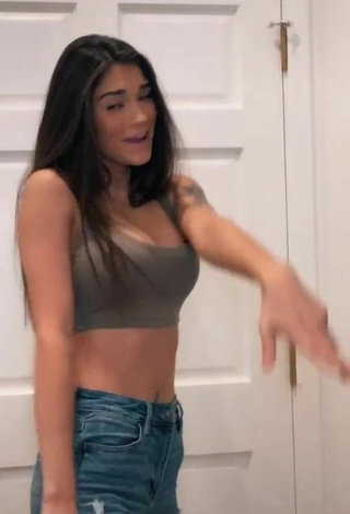 3. Cute Karsynfoys Shows Cleavage in Grey Crop Top and Bouncing Boobs