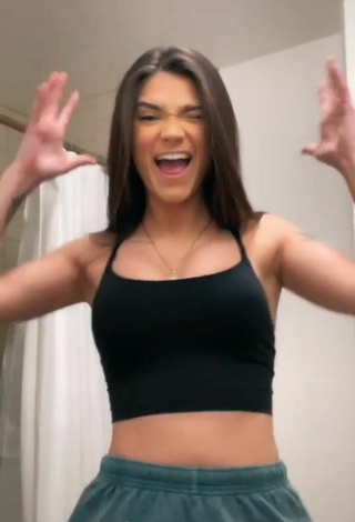 3. Karsynfoys Shows Cleavage in Cute Black Crop Top and Bouncing Boobs