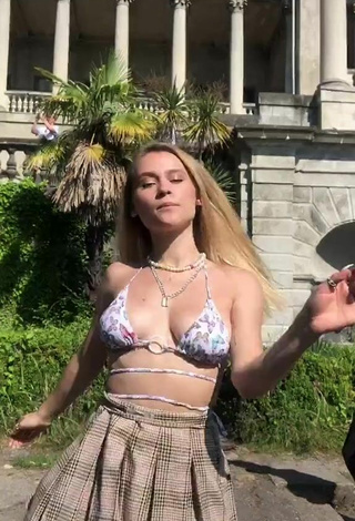 Sexy kizzzzzzzzzzzzzza in Bikini Top and Bouncing Tits