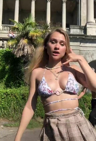 2. Sexy kizzzzzzzzzzzzzza in Bikini Top and Bouncing Tits