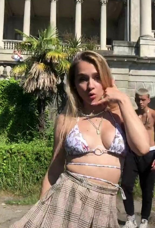 3. Sexy kizzzzzzzzzzzzzza in Bikini Top and Bouncing Tits