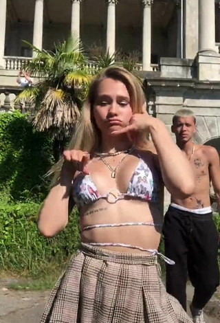 4. Sexy kizzzzzzzzzzzzzza in Bikini Top and Bouncing Tits