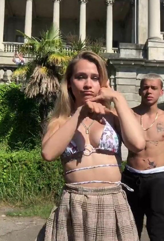 5. Sexy kizzzzzzzzzzzzzza in Bikini Top and Bouncing Tits