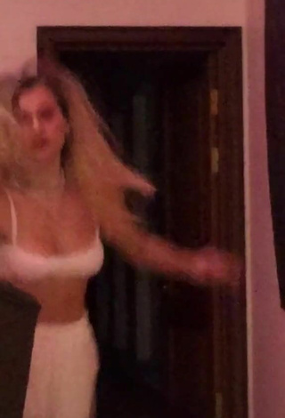 2. Sultry kizzzzzzzzzzzzzza in White Bra and Bouncing Tits