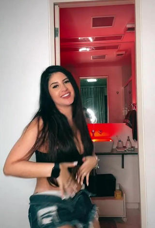 4. Luscious Le Azevedo Shows Cleavage in Black Crop Top and Bouncing Breasts