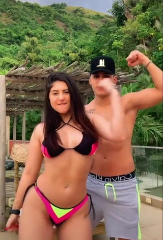 4. Sexy Le Azevedo Shows Cleavage in Bikini