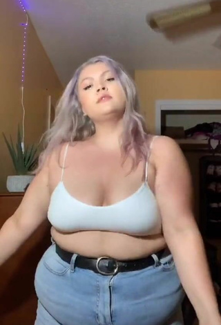 3. Hottie Lexie Lemon Shows Cleavage in White Sport Bra and Bouncing Boobs