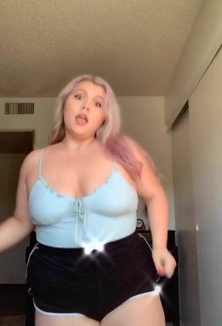 2. Lovely Lexie Lemon Shows Cleavage in Blue Crop Top and Bouncing Boobs