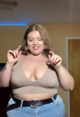 4. Beautiful Lexie Lemon Shows Cleavage in Sexy Beige Crop Top and Bouncing Boobs