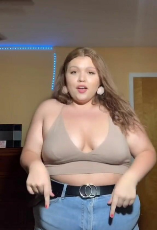 5. Beautiful Lexie Lemon Shows Cleavage in Sexy Beige Crop Top and Bouncing Boobs