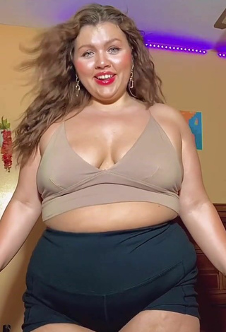 2. Sexy Lexie Lemon Shows Cleavage in Beige Crop Top and Bouncing Tits