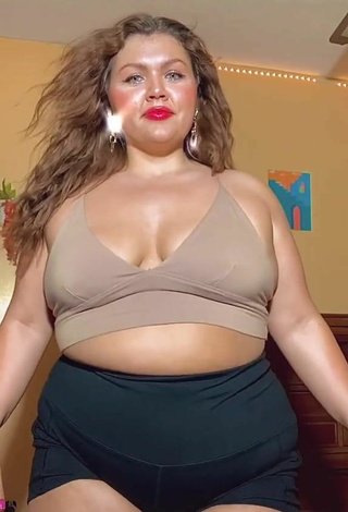 3. Sexy Lexie Lemon Shows Cleavage in Beige Crop Top and Bouncing Tits