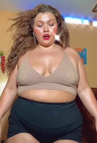 5. Sexy Lexie Lemon Shows Cleavage in Beige Crop Top and Bouncing Tits