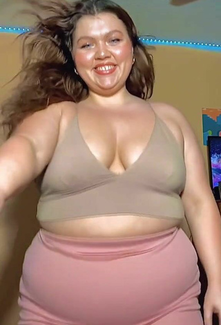 Breathtaking Lexie Lemon Shows Cleavage in Beige Crop Top and Bouncing Breasts