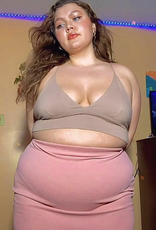 Pretty Lexie Lemon Shows Cleavage in Beige Crop Top and Bouncing Boobs