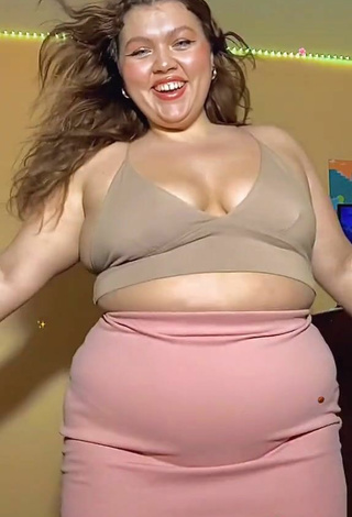 3. Pretty Lexie Lemon Shows Cleavage in Beige Crop Top and Bouncing Boobs