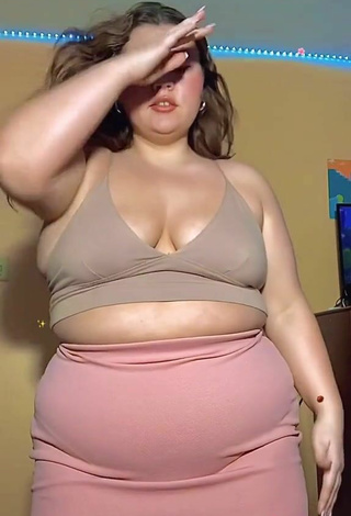 5. Pretty Lexie Lemon Shows Cleavage in Beige Crop Top and Bouncing Boobs