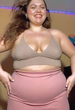 Adorable Lexie Lemon Shows Cleavage in Seductive Beige Crop Top and Bouncing Boobs