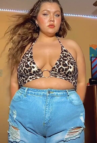 Sweet Lexie Lemon Shows Cleavage in Cute Leopard Crop Top and Bouncing Boobs