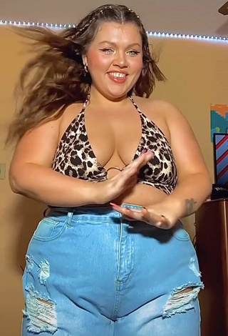 4. Sweet Lexie Lemon Shows Cleavage in Cute Leopard Crop Top and Bouncing Boobs