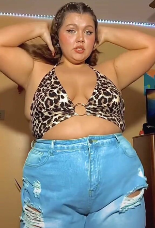 4. Alluring Lexie Lemon Shows Cleavage in Erotic Leopard Crop Top and Bouncing Tits