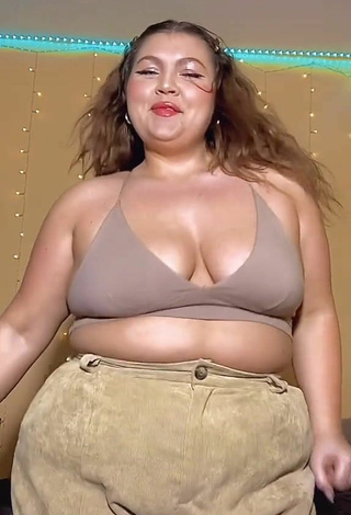 4. Titillating Lexie Lemon Shows Cleavage in Beige Crop Top and Bouncing Breasts